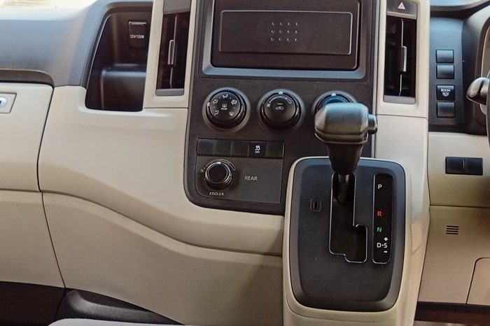 TOYOTA 2020 2WD 2.8 MT COMMUTER WHITE  3221 full