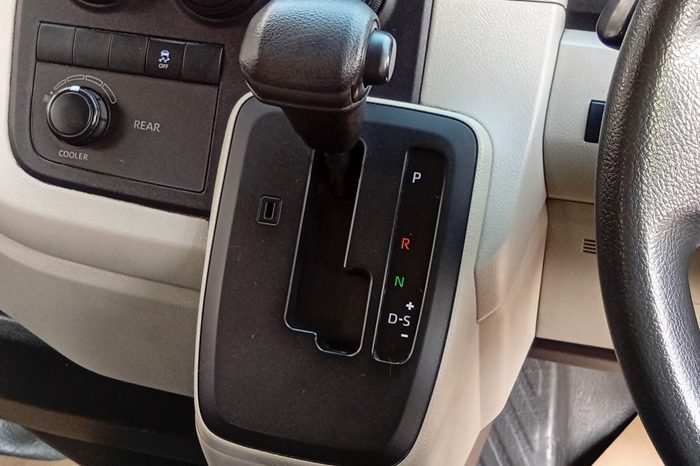 TOYOTA 2020 2WD 2.8 MT COMMUTER WHITE  3221 full