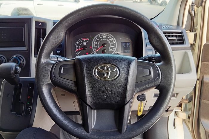 TOYOTA 2020 2WD 2.8 MT COMMUTER WHITE  3221 full