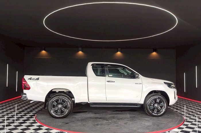REVO PRE 2020 2.4MID MT SMART CAB WHITE  1806 full
