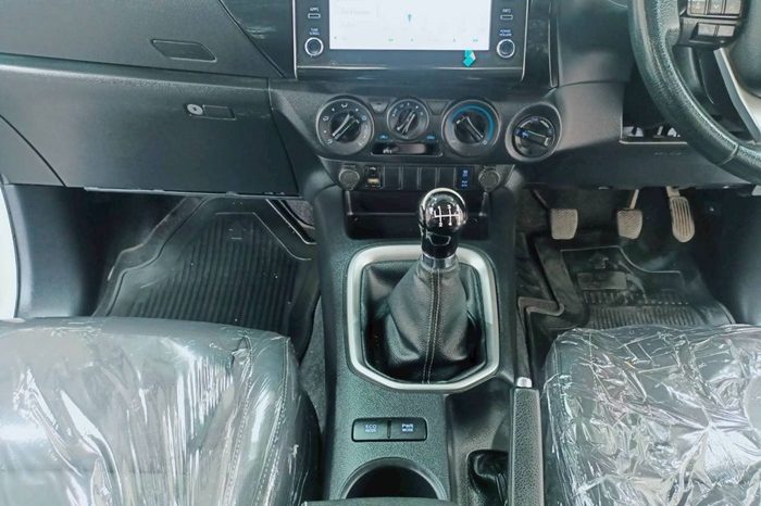 REVO PRE 2020 2.4MID MT SMART CAB WHITE  1806 full