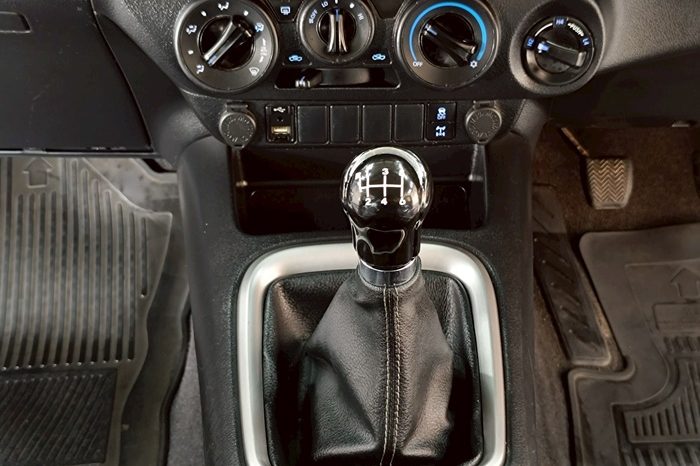 REVO PRE 2020 2.4MID MT SMART CAB WHITE  1807 full