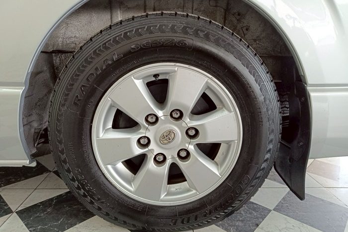 TOYOTA 2WD 2020 3.0 MT COMMUTER SILVER  1826 full