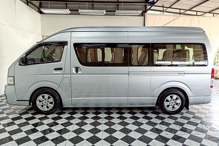 TOYOTA 2WD 2020 3.0 MT COMMUTER SILVER  1826 full