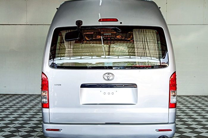 TOYOTA 2WD 2020 3.0 MT COMMUTER SILVER  1826 full