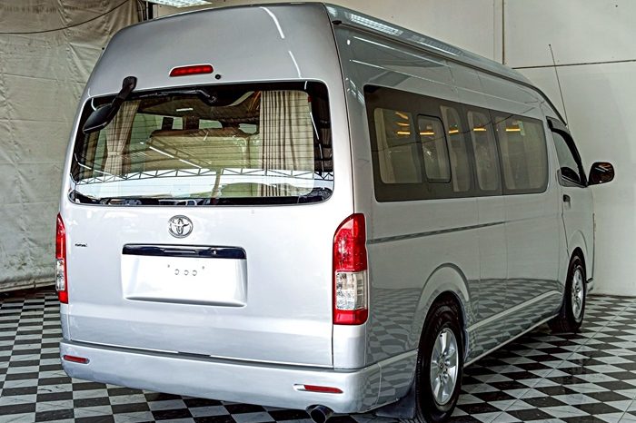 TOYOTA 2WD 2020 3.0 MT COMMUTER SILVER  1826 full