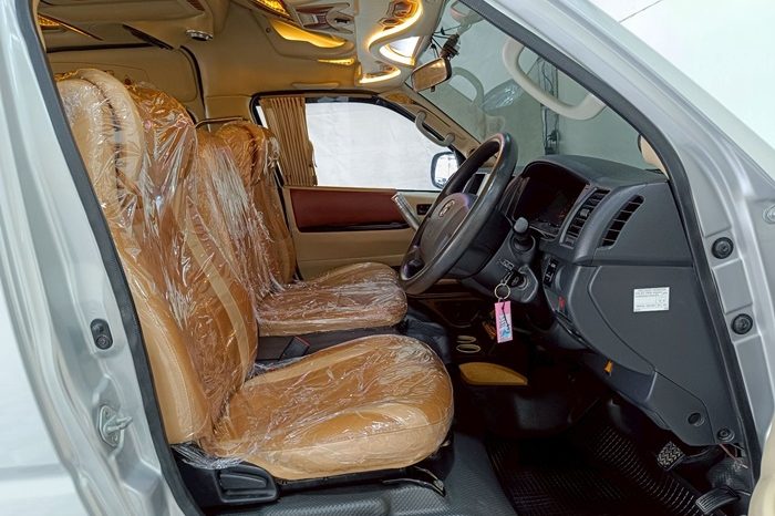 TOYOTA 2WD 2020 3.0 MT COMMUTER SILVER  1826 full