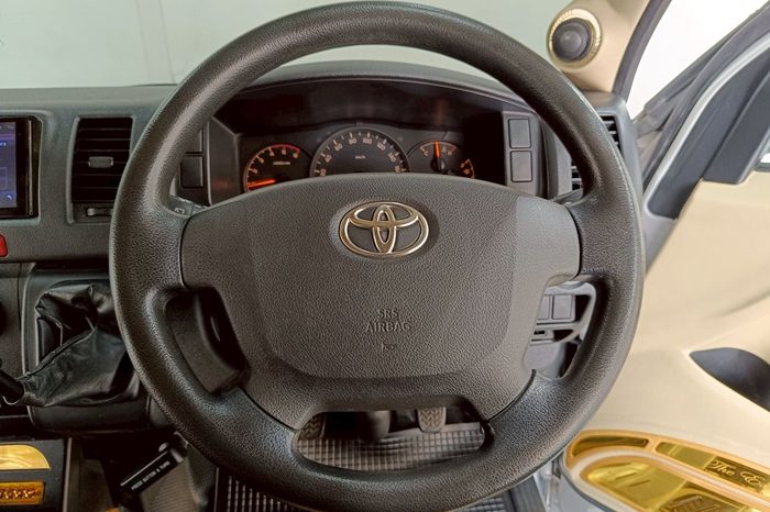 TOYOTA 2WD 2020 3.0 MT COMMUTER SILVER  1826 full