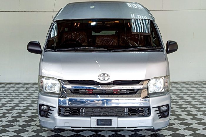 TOYOTA 2WD 2020 3.0 MT COMMUTER SILVER  1826 full