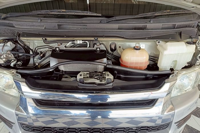 TOYOTA 2WD 2020 3.0 MT COMMUTER SILVER  1826 full