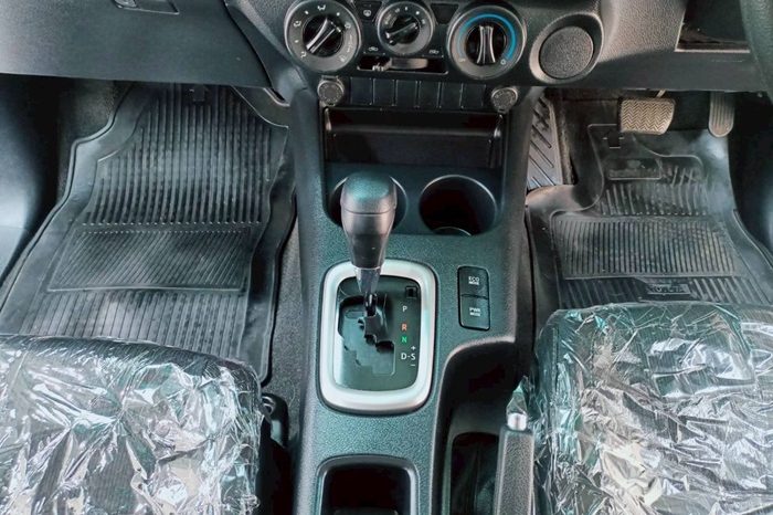 REVO PRE 2021 2.4 ENTRY AT DOUBLE CAB WHITE  1838 full