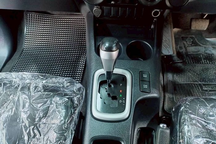 REVO 2WD 2020 2.4MID AT DOUBLE CAB WHITE  4348 full