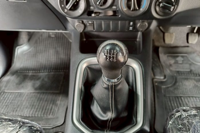 REVO 4WD 2022 2.4E MT SMART CAB SILVER  5052 full