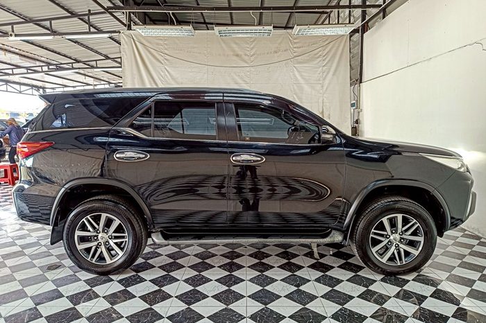 TOYOTA 2WD 2018 2.4V AT FORTUNER BLACK  5179 full