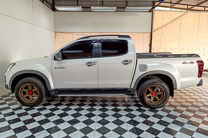 ISUZU 4WD 2019 3.0 AT DOUBLE CAB WHITE  8732 full