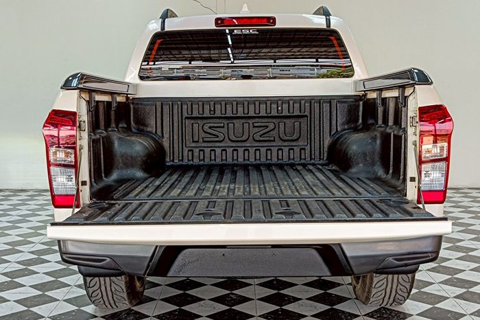 ISUZU 4WD 2019 3.0 AT DOUBLE CAB WHITE  8732 full