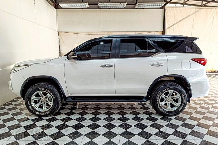 TOYOTA 2WD 2015 2.7V AT FORTUNER WHITE  909 full