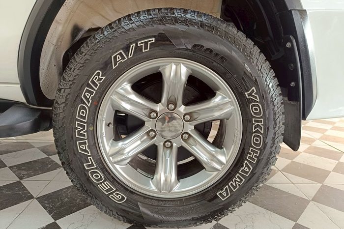 TOYOTA 2WD 2015 2.7V AT FORTUNER WHITE  909 full