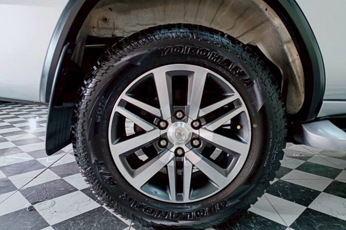 TOYOTA 4WD 2019 2.8V AT FORTUNER SILVER  9230 full