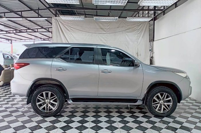 TOYOTA 4WD 2019 2.8V AT FORTUNER SILVER  9230 full