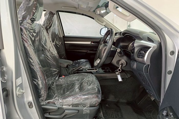 REVO PRE 2018 2.4E AT DOUBLE CAB SILVER  9359 full