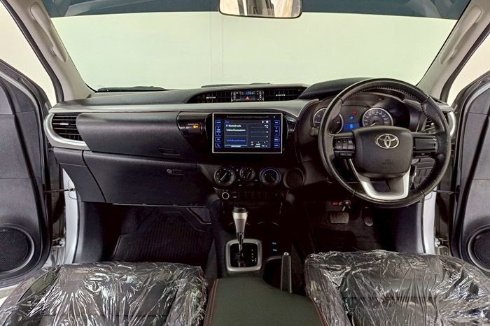 REVO PRE 2018 2.4E AT DOUBLE CAB SILVER  9359 full