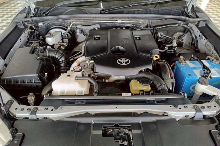 REVO PRE 2018 2.4E AT DOUBLE CAB SILVER  9359 full