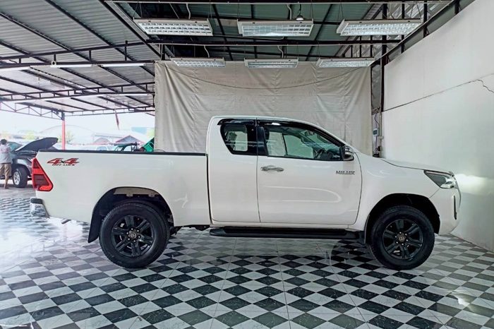 REVO PRE 2021 2.4MID MT SMART CAB WHITE  9482 full