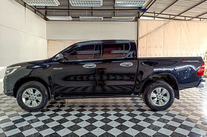 REVO PRE 2018 2.4E AT DOUBLE CAB BLACK  9506 full