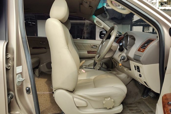 TOYOTA 4WD 2005 2.7V AT FORTUNER SILVER  4565 full