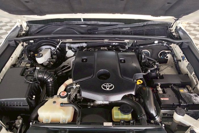 REVO 2WD 2020 2.4 MID AT DOUBLE CAB WHITE  3059 full