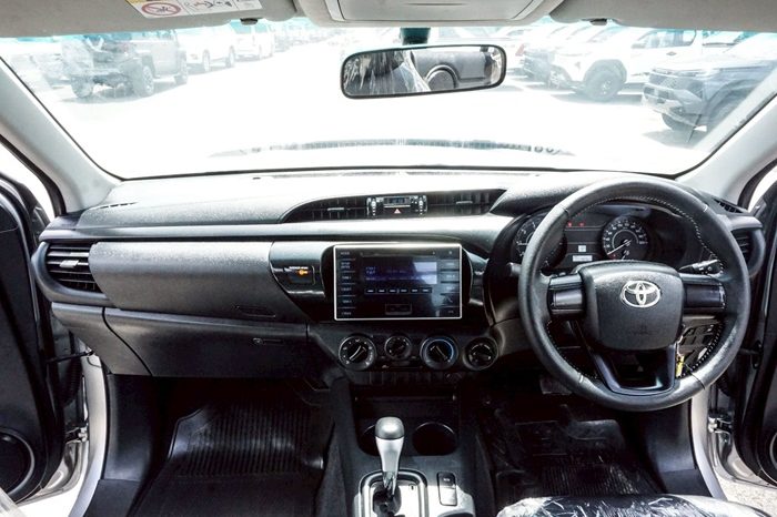 REVO 4WD 2018 2.4J AT SMART CAB SILVER  4030 full