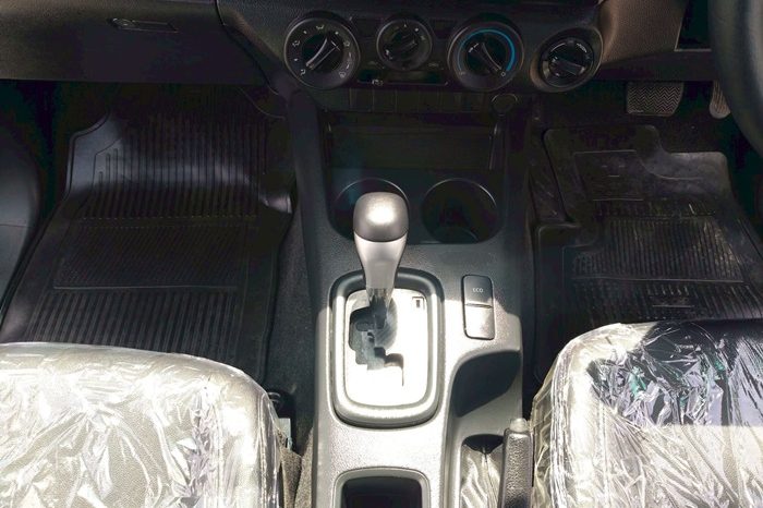 REVO 4WD 2018 2.4J AT SMART CAB SILVER  4030 full