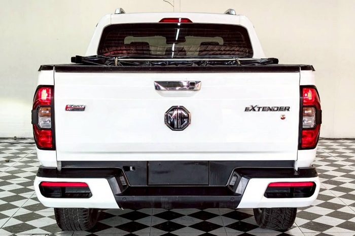 MG 4WD 2020 2.0 AT DOUBLE CAB WHITE 5055 full