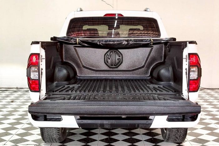MG 4WD 2020 2.0 AT DOUBLE CAB WHITE 5055 full