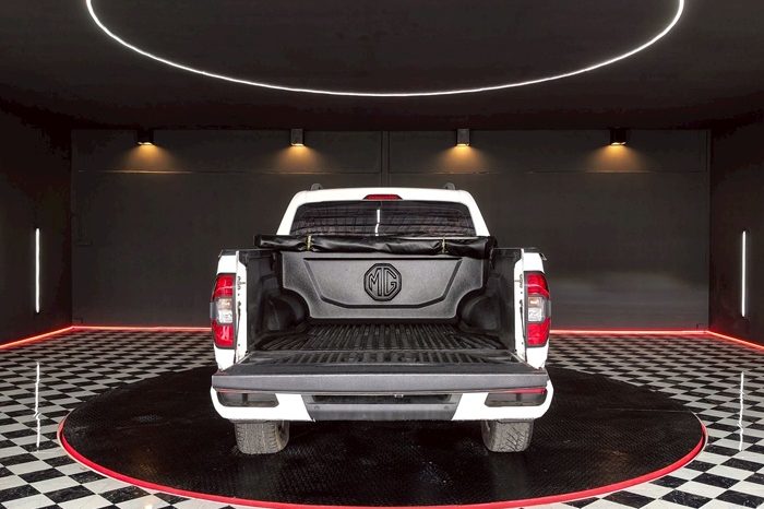 MG 4WD 2020 2.0 AT DOUBLE CAB WHITE 5055 full