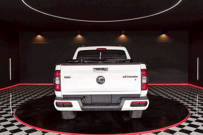 MG 4WD 2020 2.0 AT DOUBLE CAB WHITE 5055 full