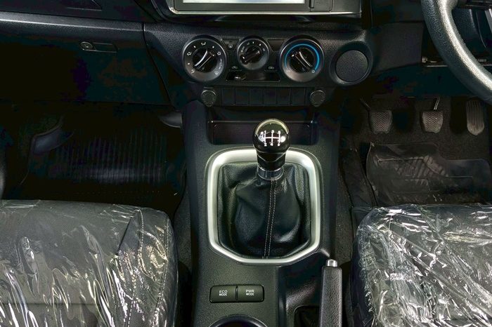 REVO 2WD 2021 2.4 MID MT SMART CAB WHITE  6425 full