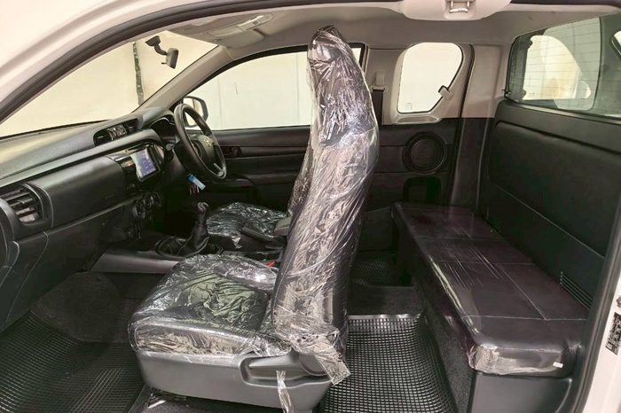 REVO 2WD 2022 2.4 ENTRY MT SMART CAB WHITE 6487 full