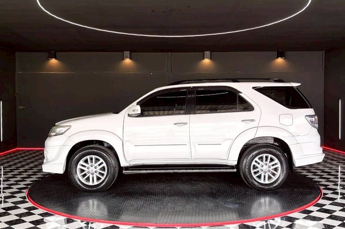 TOYOTA 2WD 2012 2.7V AT FORTUNER WHITE  738 full