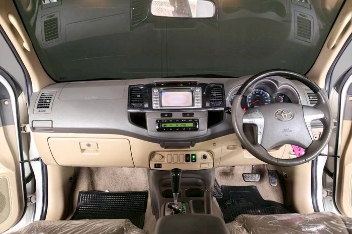 TOYOTA 2WD 2012 2.7V AT FORTUNER WHITE  738 full