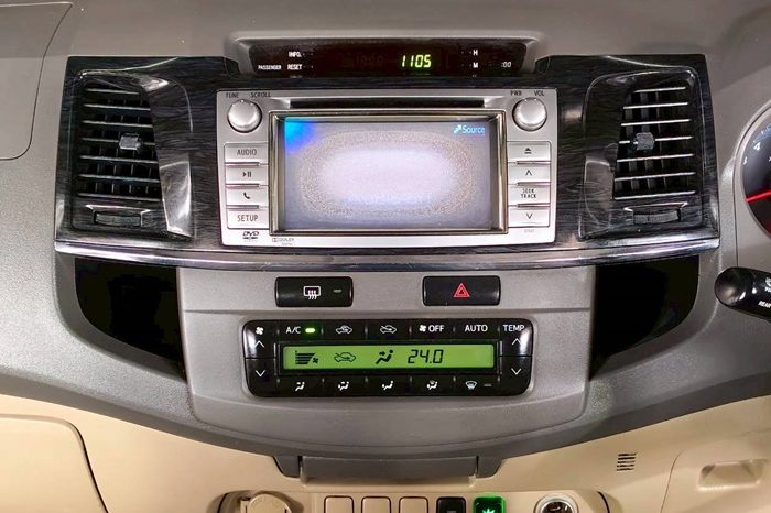 TOYOTA 2WD 2012 2.7V AT FORTUNER WHITE  738 full