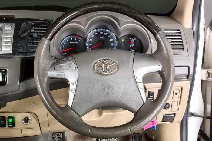 TOYOTA 2WD 2012 2.7V AT FORTUNER WHITE  738 full