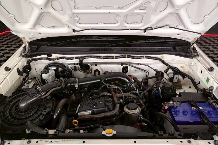 TOYOTA 2WD 2012 2.7V AT FORTUNER WHITE  738 full