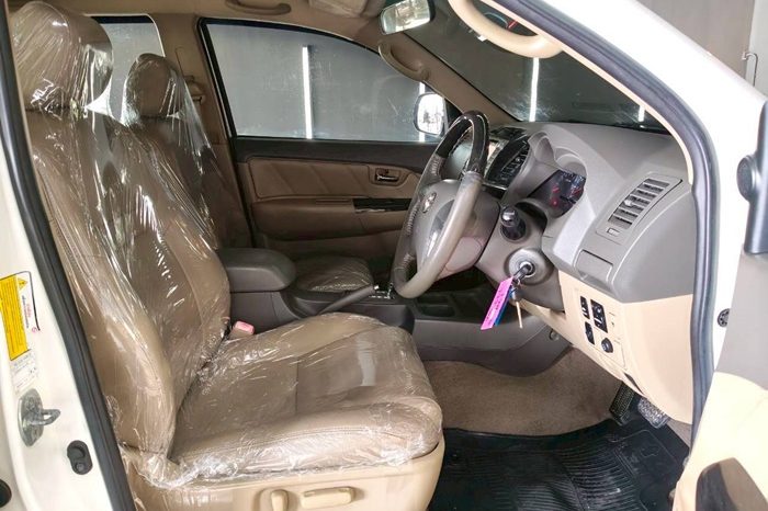 TOYOTA 2WD 2012 2.7V AT FORTUNER WHITE  738 full