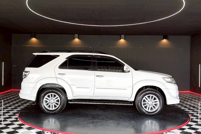 TOYOTA 2WD 2012 2.7V AT FORTUNER WHITE  738 full