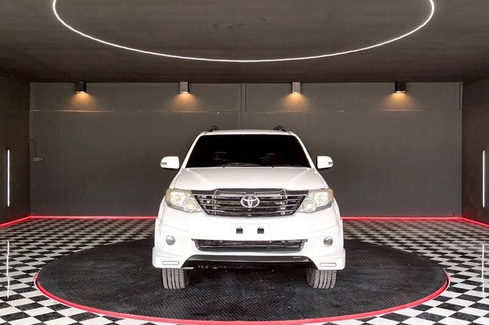 TOYOTA 2WD 2012 2.7V AT FORTUNER WHITE  738 full