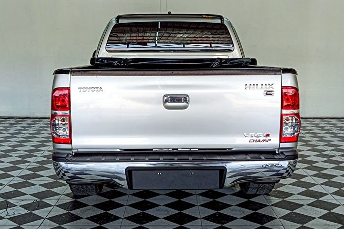 VIGO 2WD 2013 2.5G MT SMART CAB SILVER  9430 full