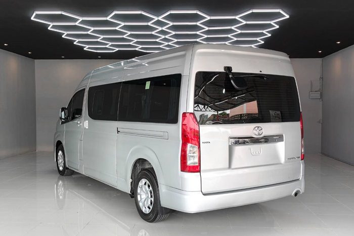 TOYOTA 2020 2WD 2.8 MT COMMUTER SILVER  1375 full