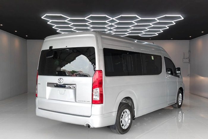 TOYOTA 2020 2WD 2.8 MT COMMUTER SILVER  1375 full